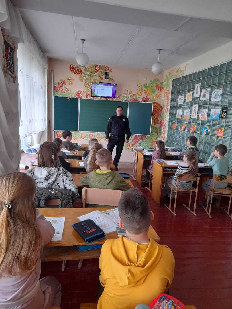 Зустріч учнів  з представником поліції Віталієм Климком 