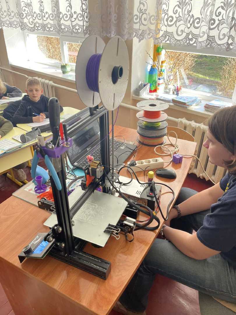 Учень 9-Б класу Клименко Остап показав учням молодшої школи роботу 3D принтеру і що можна виготовити за допомогою принтеру.