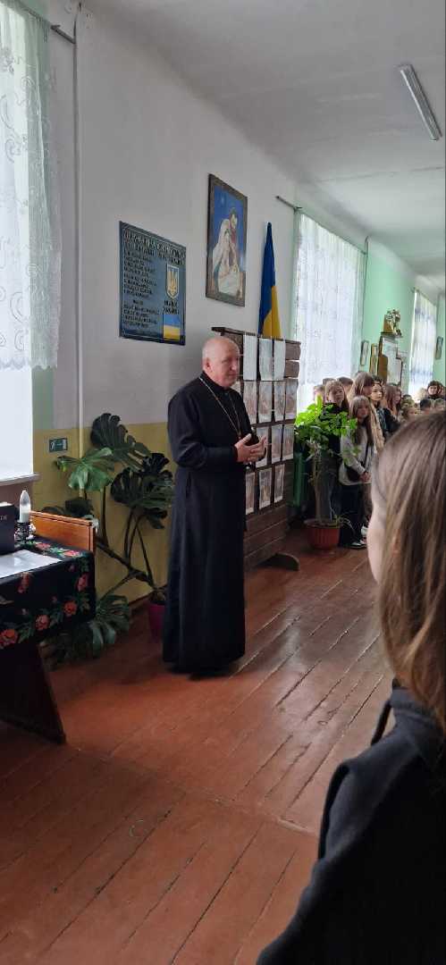 Зі спільної молитви разом з отцем Василієм Дубецьким  розпочався сьогодні в нашій гімназії  Тиждень духовності.