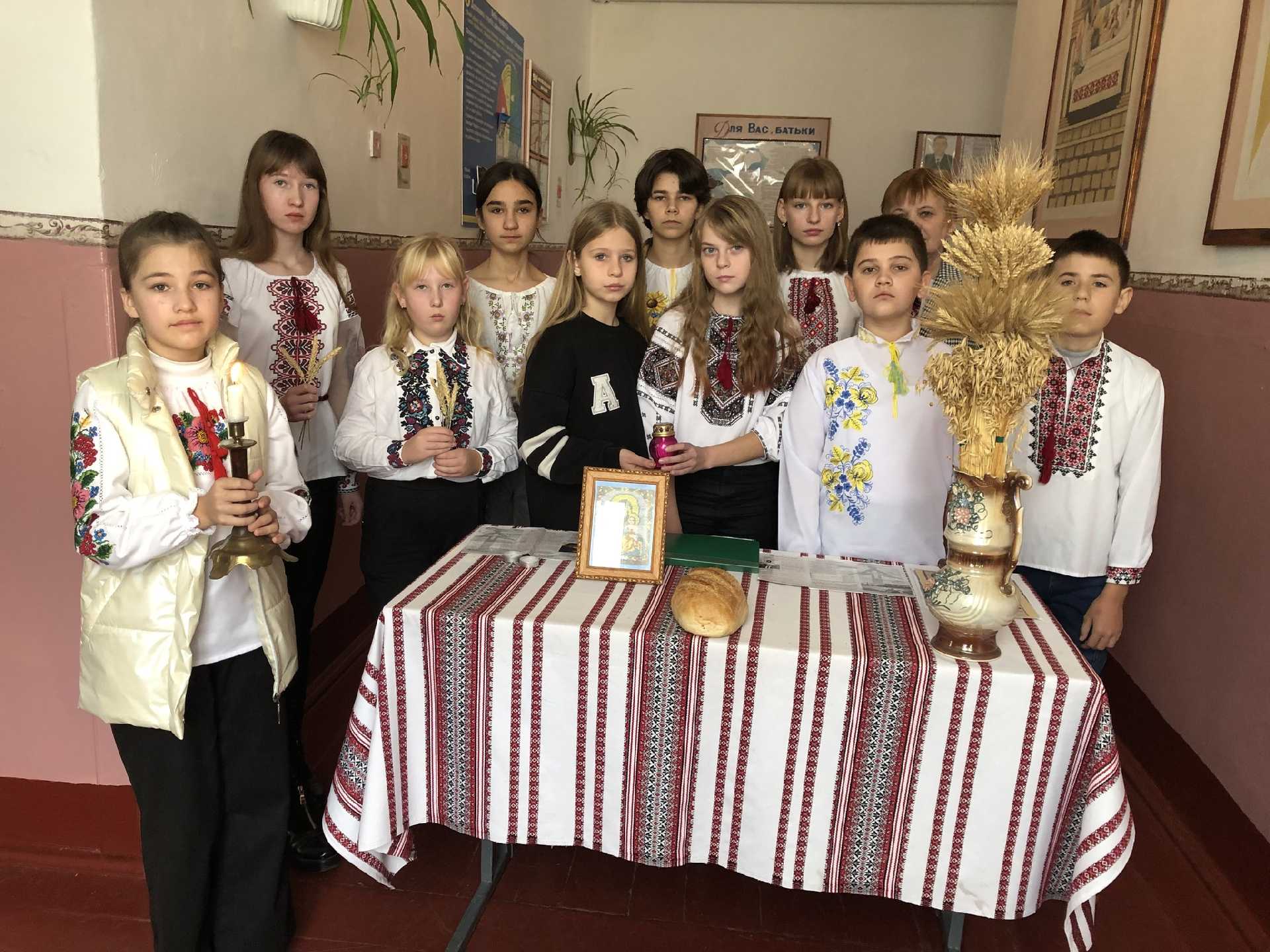 Гори, свічко пам'яті! У Межирічанській гімназії відбулися заходи до 90-ї річниці Голодомору в Україні.