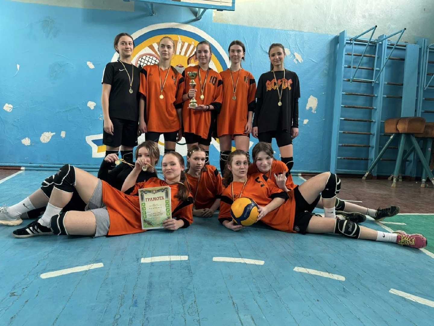 Щиро вітаємо наших  дівчат із волейбольної команди та їхнього тренера  Омельчука П.М. з І місцем в Гімназіаді з волейболу.