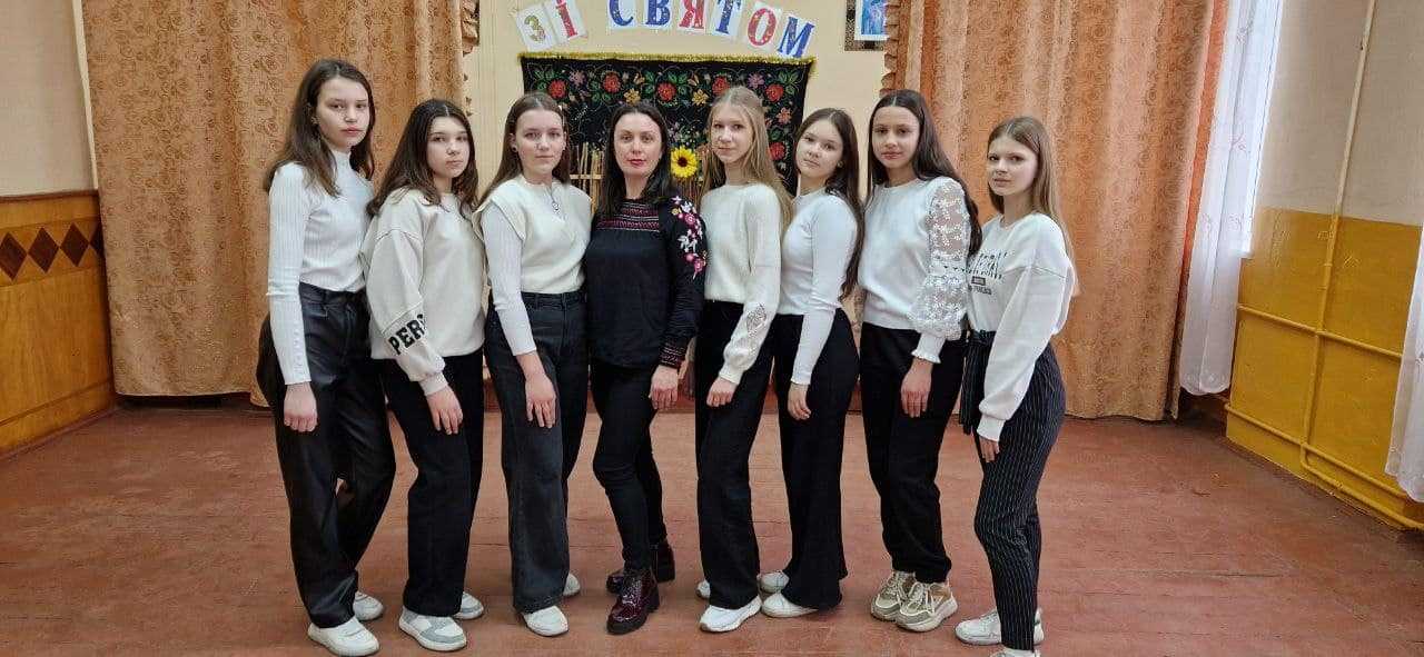 Підготували учні 8 кл.разом з керівником хореографічного гуртка Гілевич Н.В.