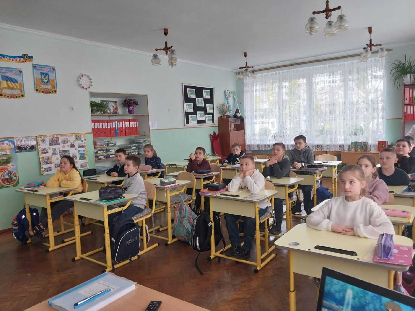 Шкільний психолог Юлія Щербина зібрала учнів 2-3-х класів, щоб обговорити тему безпеки з незнайомцями під час весняних канікул.