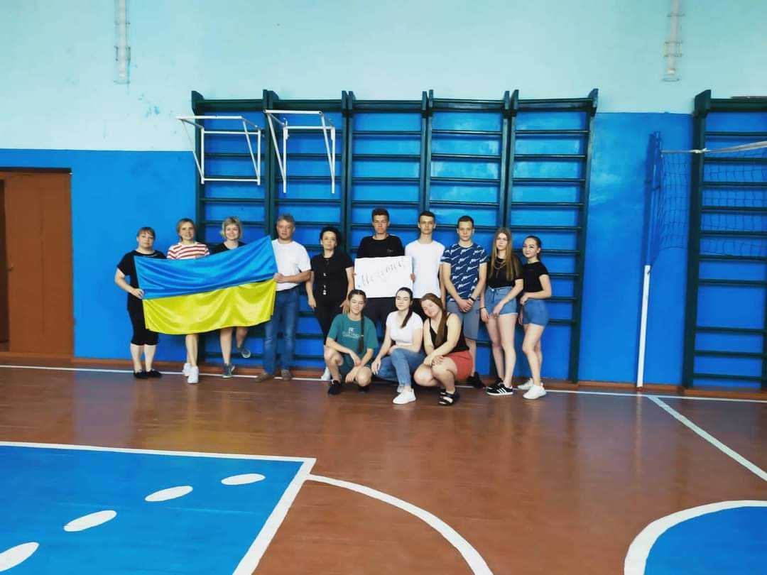 Змагання з волейболу між учительським колективом та збірною учнів 10 класу