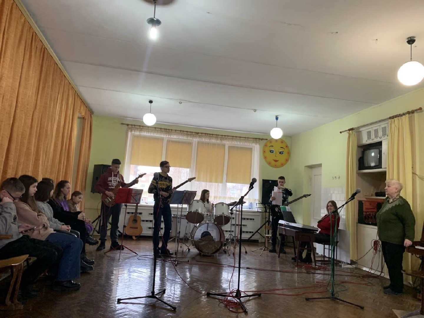 Відкрите заняття в вокально-інструментальній студії «Реверанс» (керівник Світлана Коса).